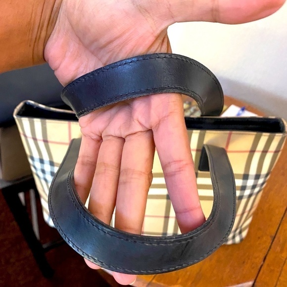 Authentic Burberry Shoulder bag It's Not 30$ Pls Don't Accept Offer - Picture 2 of 8